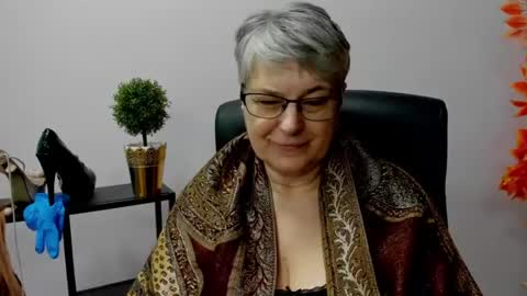 Snapshot of iris_xdesire chatting on February 18, 10:49 am I R I S online show from February 18, 10:49 am