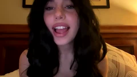 irisbabyyyyyyy online show from April 19, 5:18 am