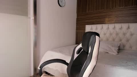 Iris Fyre  online show from June 15, 12:07 pm