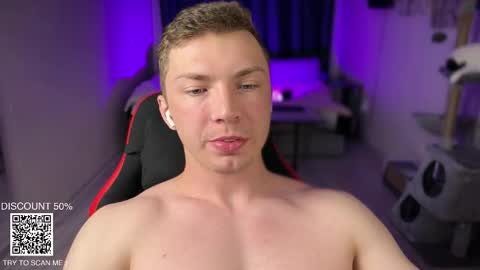 Snapshot of iron__chapman chatting on November 7, 9:26 pm Iron online show from November 7, 9:26 pm