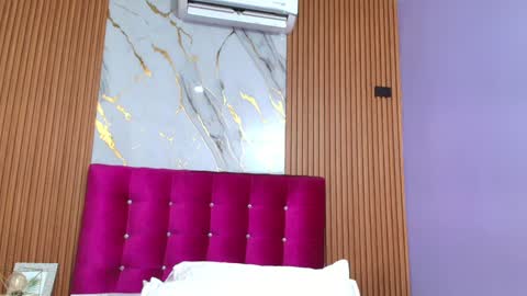 Sandy  online show from December 9, 12:30 pm