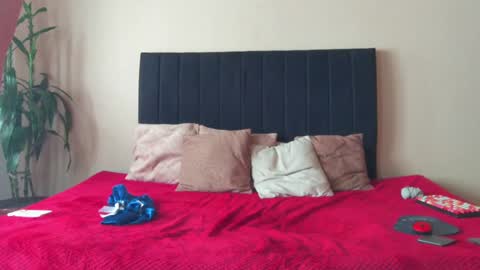 Snapshot of isa_and_nata chatting on February 4, 2:43 pm Isa and Natasha online show from February 4, 2:43 pm