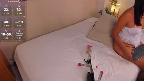 oIssaJonneso online show from February 6, 3:20 pm