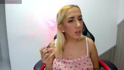 Snapshot of isa_klein chatting on February 24, 6:00 am isa_klein online show from February 24, 6:00 am