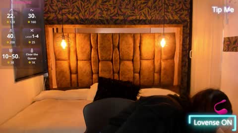 Snapshot of isa_thompson__ chatting on October 22, 11:54 am I S A online show from October 22, 11:54 am