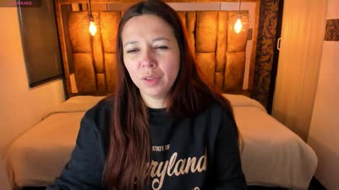 Snapshot of isa_thompson__ chatting on November 28, 11:57 am I S A online show from November 28, 11:57 am