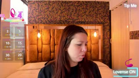 Snapshot of isa_thompson__ chatting on December 1, 11:59 am I S A online show from December 1, 11:59 am