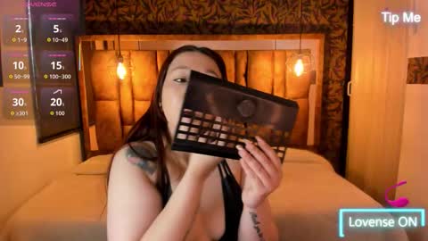 Snapshot of isa_thompson__ chatting on December 2, 12:10 pm I S A online show from December 2, 12:10 pm