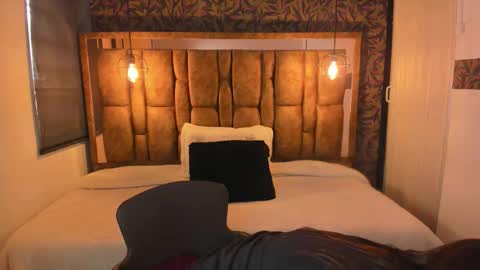 Snapshot of isa_thompson__ chatting on December 3, 11:52 am I S A online show from December 3, 11:52 am