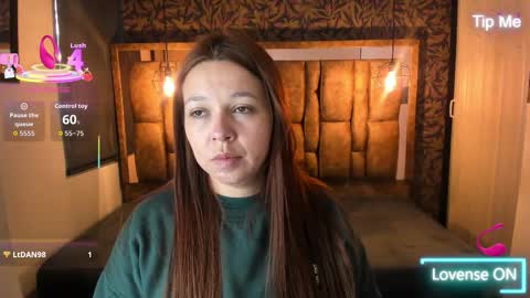 Snapshot of isa_thompson__ chatting on January 8, 11:56 am I S A online show from January 8, 11:56 am