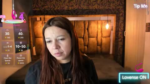 Snapshot of isa_thompson__ chatting on January 10, 11:56 am I S A online show from January 10, 11:56 am