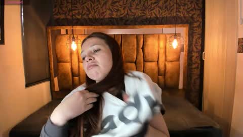 Snapshot of isa_thompson__ chatting on January 12, 11:59 am I S A online show from January 12, 11:59 am