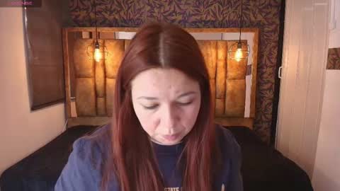 Snapshot of isa_thompson__ chatting on February 11, 11:59 am I S A online show from February 11, 11:59 am