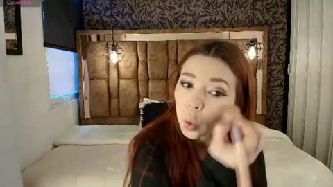 Snapshot of isa_thompson__ chatting on June 24, 11:42 am I S A online show from June 24, 11:42 am