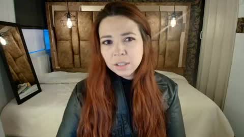 Snapshot of isa_thompson__ chatting on July 13, 11:46 am I S A online show from July 13, 11:46 am