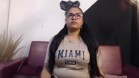 Snapshot of isabel_cortez_ chatting on February 19, 1:18 pm online show from February 19, 1:18 pm