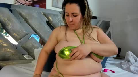 Snapshot of isabela_parkerr chatting on January 16, 5:22 am Mommy Isa online show from January 16, 5:22 am