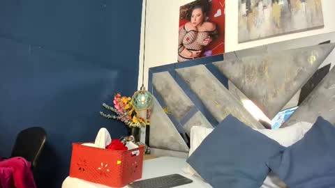 Snapshot of isabela_parkerr chatting on January 18, 5:44 am Mommy Isa online show from January 18, 5:44 am