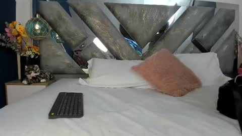 Snapshot of isabela_parkerr chatting on February 4, 3:23 am Mommy Isa online show from February 4, 3:23 am