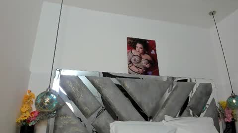 Snapshot of isabela_parkerr chatting on February 8, 5:22 am Mommy Isa online show from February 8, 5:22 am