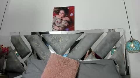 Snapshot of isabela_parkerr chatting on February 10, 5:00 am Mommy Isa online show from February 10, 5:00 am