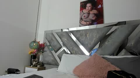 Snapshot of isabela_parkerr chatting on February 11, 3:33 am Mommy Isa online show from February 11, 3:33 am