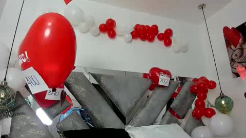 Snapshot of isabela_parkerr chatting on February 15, 6:32 am Mommy Isa online show from February 15, 6:32 am