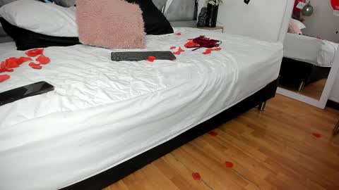 Snapshot of isabela_parkerr chatting on February 16, 4:30 am Mommy Isa online show from February 16, 4:30 am