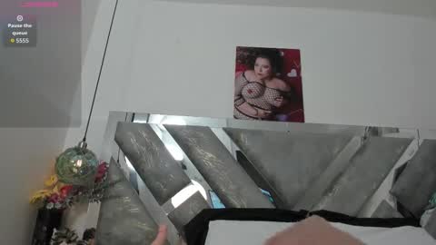 Snapshot of isabela_parkerr chatting on February 23, 4:43 am Mommy Isa online show from February 23, 4:43 am