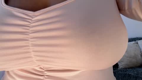isabelateran online show from May 6, 6:02 pm