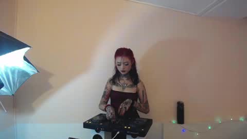 Snapshot of isabella__dark chatting on December 12, 12:27 am online show from December 12, 12:27 am