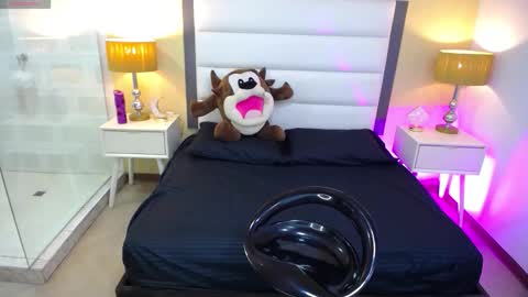 Isa Online 11pm to 5am Colombia time online show from October 12, 3:38 am