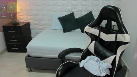 Snapshot of isabella_florez22 chatting on December 3, 6:17 pm Isabel florez online show from December 3, 6:17 pm