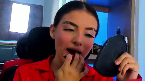 Snapshot of isabella_hv chatting on June 18, 6:56 pm ISABELLA online show from June 18, 6:56 pm