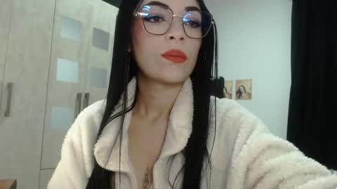 Snapshot of isabella_piercee chatting on May 2, 12:43 pm isabella_piercee online show from May 2, 12:43 pm