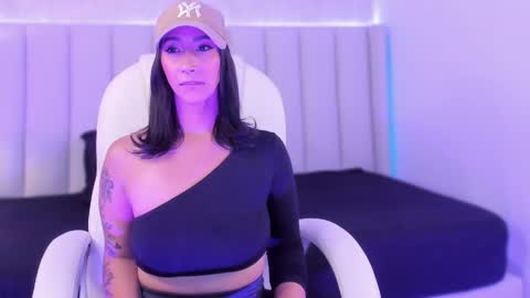 Isa  online show from December 11, 10:06 pm