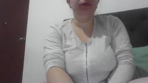isabellaa_hills_ online show from November 13, 4:17 pm