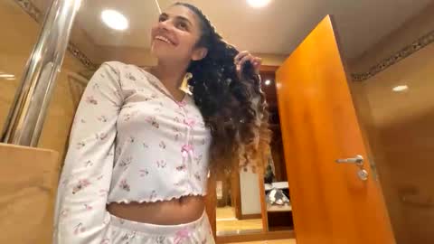 Snapshot of isabellakoffs chatting on December 19, 5:42 pm Isabella.. back again online show from December 19, 5:42 pm