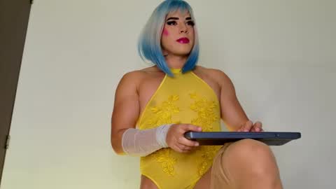 Isabella Hilton online show from November 6, 9:05 pm