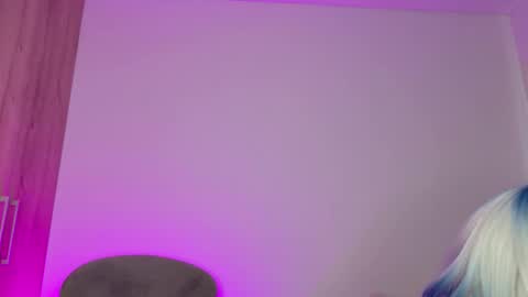 Isabella Hilton online show from February 14, 5:10 pm