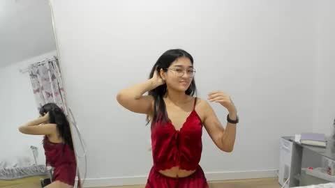 Isa Suarez online show from March 31, 9:15 pm