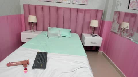 Snapshot of isis_loraine_ chatting on March 4, 5:11 am ISIS online show from March 4, 5:11 am