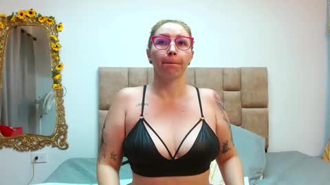 Snapshot of isisduzan chatting on February 12, 9:31 am isisduzan online show from February 12, 9:31 am