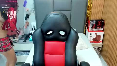 Snapshot of isisleroy chatting on February 24, 2:53 am ISIS online show from February 24, 2:53 am