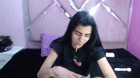 Snapshot of isisrousexx chatting on December 12, 3:54 am isisrousexx online show from December 12, 3:54 am