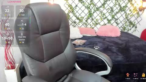 Issa  online show from October 25, 2:24 pm