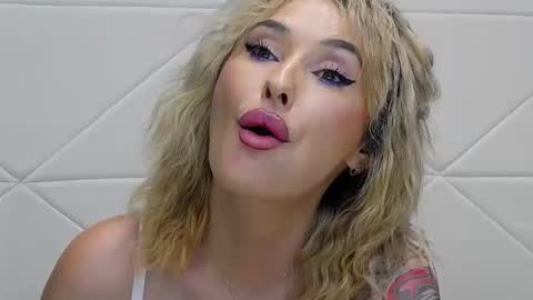 IssaSmyth online show from December 13, 7:53 pm