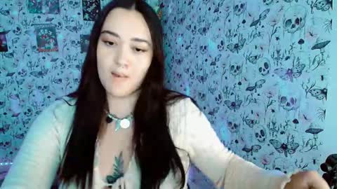 Snapshot of issis_demon chatting on October 10, 5:28 am Yiz online show from October 10, 5:28 am