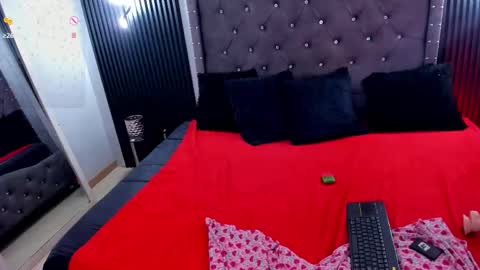 issis_smith online show from September 16, 8:32 pm