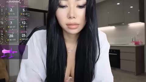 Queen Liya online show from October 30, 5:35 pm